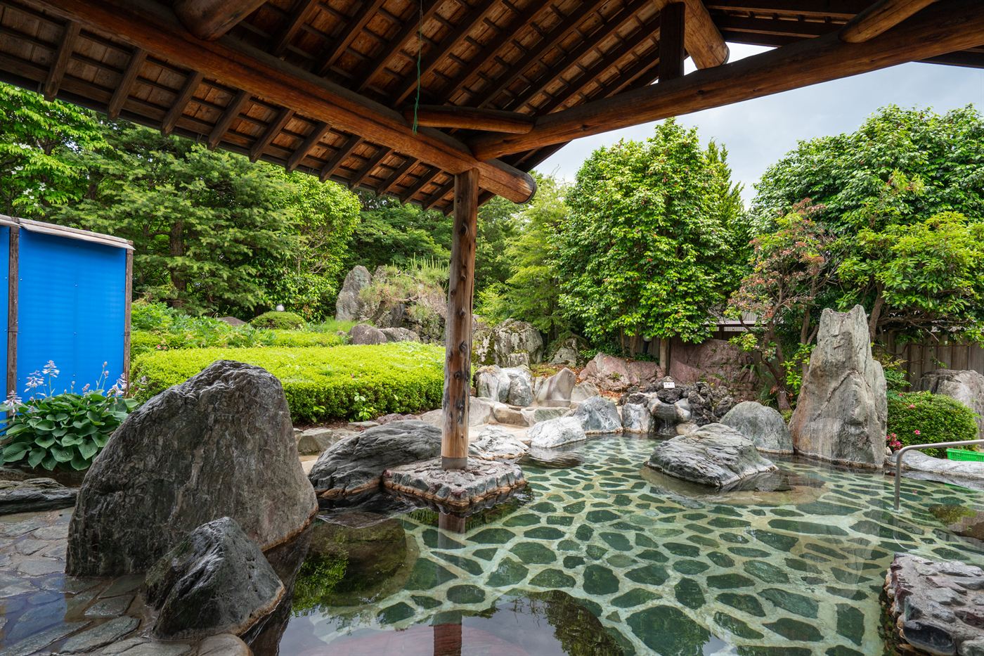 岩と緑に囲まれた露天風呂
